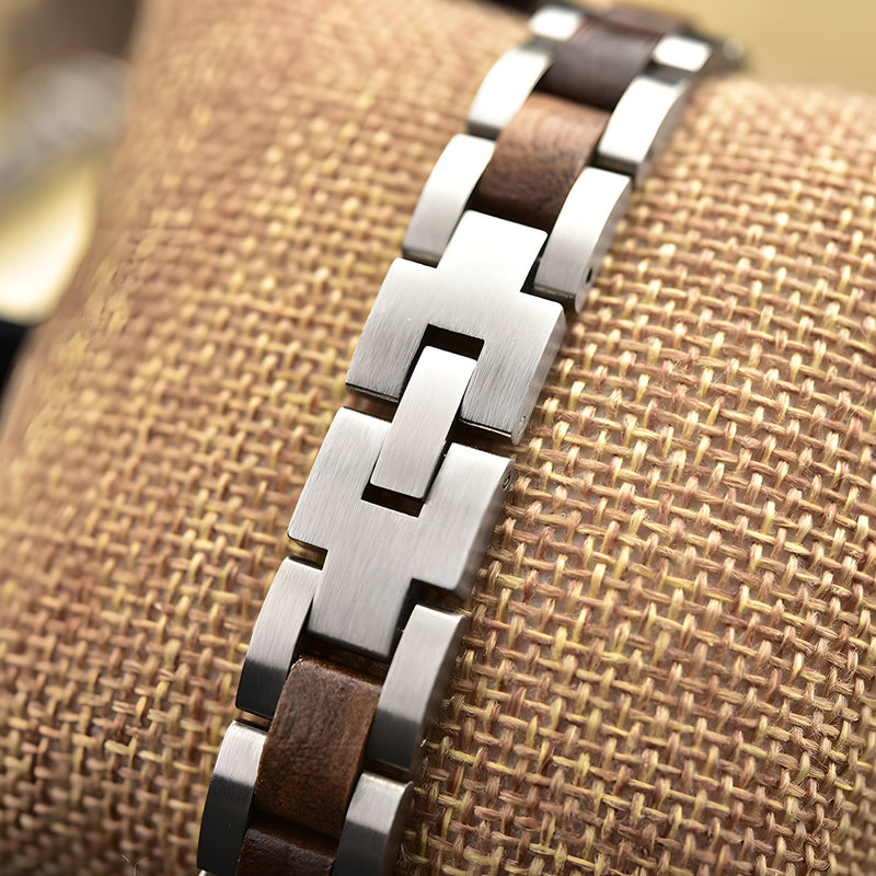 Bracelet homme en bois de noyer marron avec maillons en acier argenté finition brossée.
