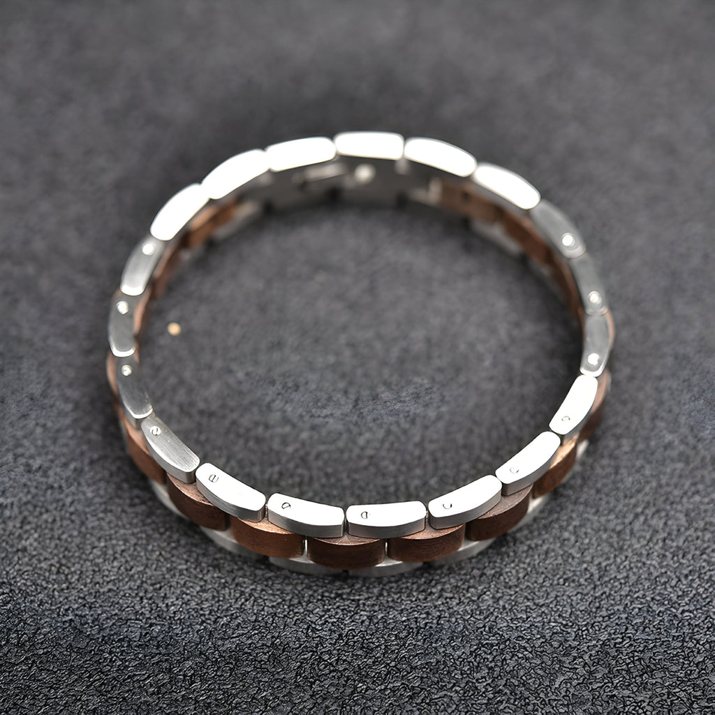 Bracelet pour homme en bois de noyer marron avec maillons métalliques argentés brillants.