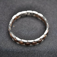 Bracelet pour homme en bois de noyer marron avec maillons métalliques argentés brillants.