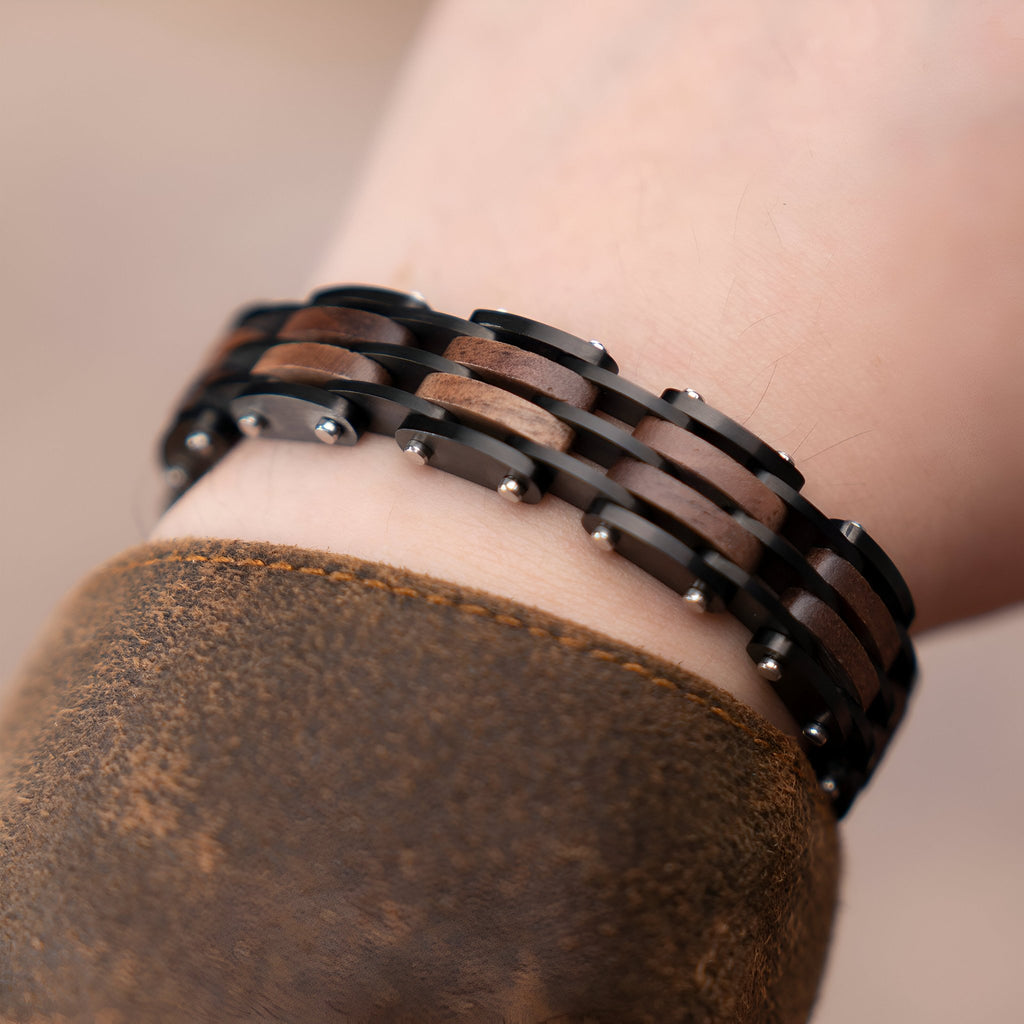 Bracelet homme en bois de noyer noir et marron, maillons articulés et finition lisse.