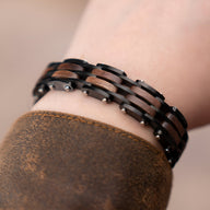 Bracelet homme en bois de noyer noir et marron, maillons articulés et finition lisse.