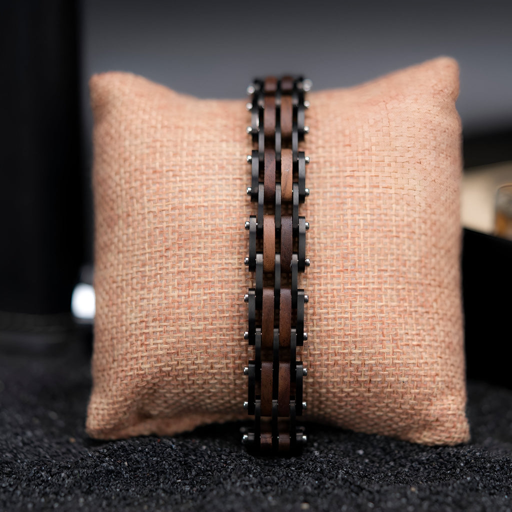 Bracelet homme en bois de noyer sombre avec maillons rectangulaires reliés par des chaînes métalliques noires.