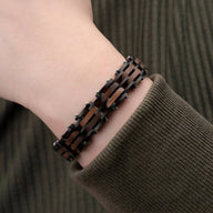 Bracelet homme en bois de noyer noir et marron, maillons rectangulaires élégants.