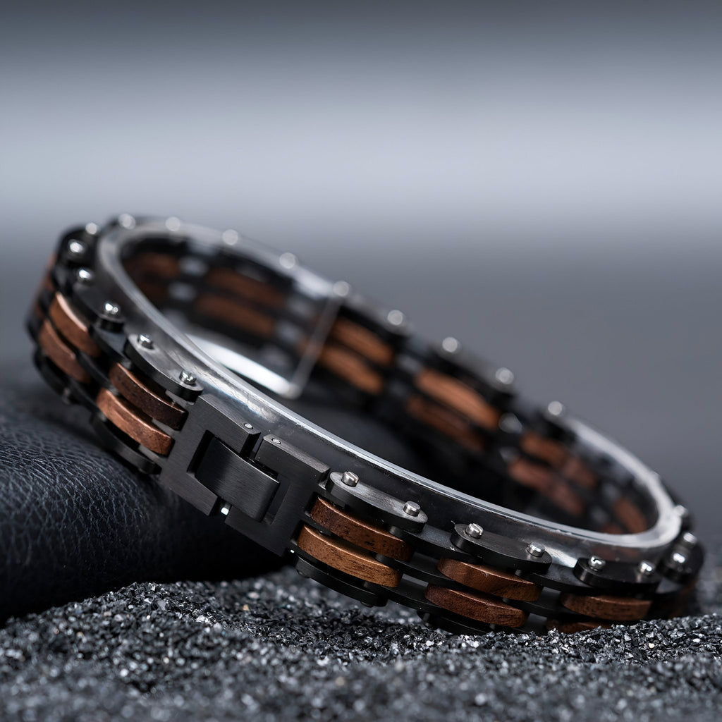 Bracelet pour homme en bois de noyer sombre et acier noir avec fermoir robuste et design segmenté.