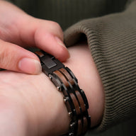 Bracelet homme en bois de noyer noir et marron, design à maillons larges, style moderne et élégant.