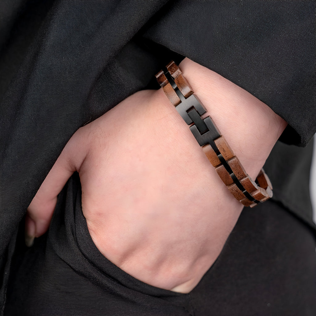 Bracelet pour homme en bois de noyer marron avec maillons noirs, design chic et moderne.