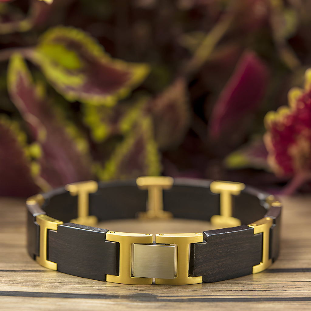 Bracelet homme en bois d’ébène noir avec maillons et fermoir dorés au design élégant.