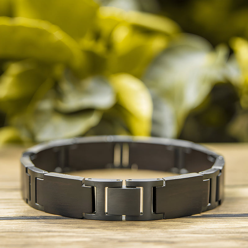 Bracelet homme en bois d'ébène noir avec maillons rectangulaires, style moderne et élégant.