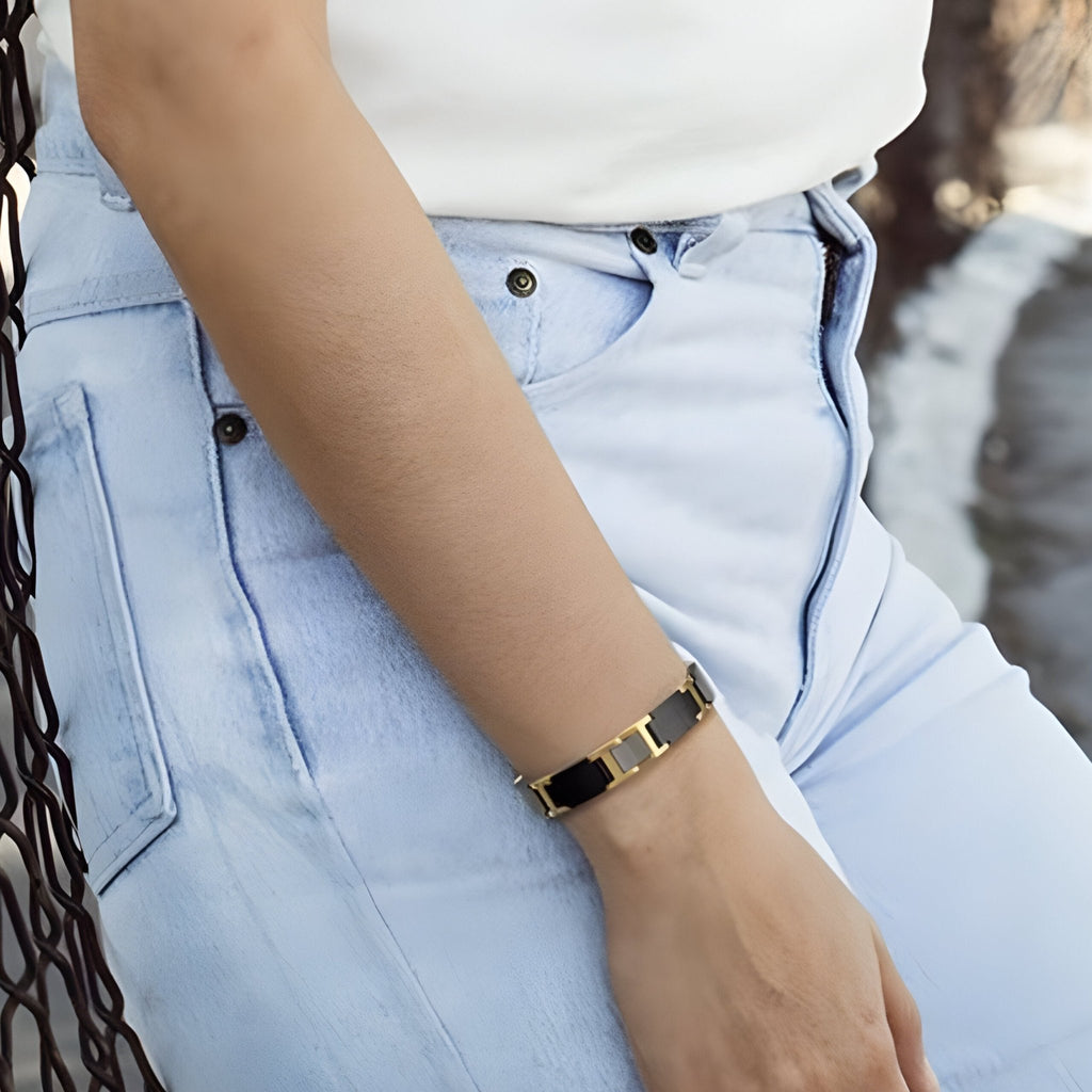 Bracelet homme en bois d'ébène noir avec accents métalliques dorés, style moderne et élégant.