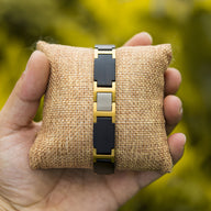 Bracelet homme en bois d'ébène noir et or aux maillons rectangulaires élégants.