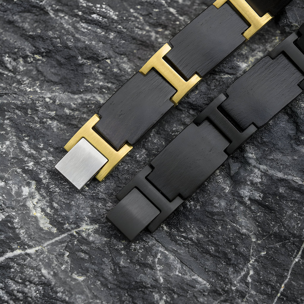 Bracelet homme en bois d'ébène noir avec maillons dorés et argentés, style moderne et élégant.