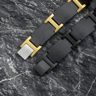 Bracelet homme en bois d'ébène noir avec maillons dorés et argentés, style moderne et élégant.