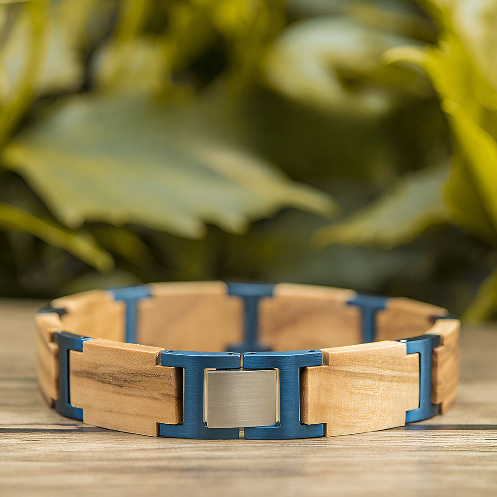 Bracelet homme en bois d'olivier beige avec liens et fermoir bleu métallique élégant.