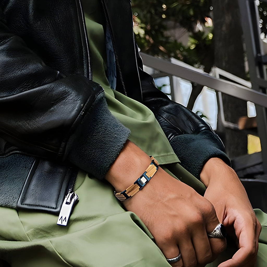 Bracelet homme en bois d'olivier beige et bleu avec perles carrées multicolores.