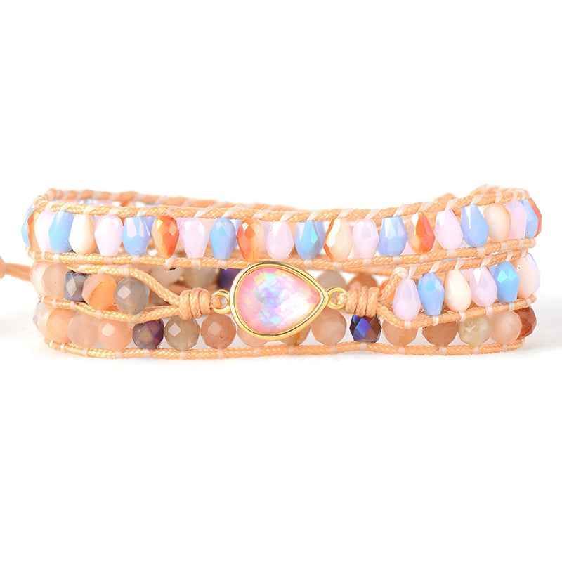 Bracelet multi-rangs en pierres naturelles multicolores avec pierre d'opale centrale en forme de goutte sur cordon beige.