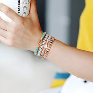 Bracelet multirang en cristal et pierres d'opale multicolores scintillantes avec détails dorés.