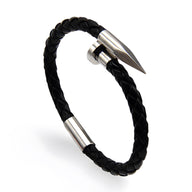 Bracelet homme cuir noir tressé avec extrémité en cône en métal argenté.