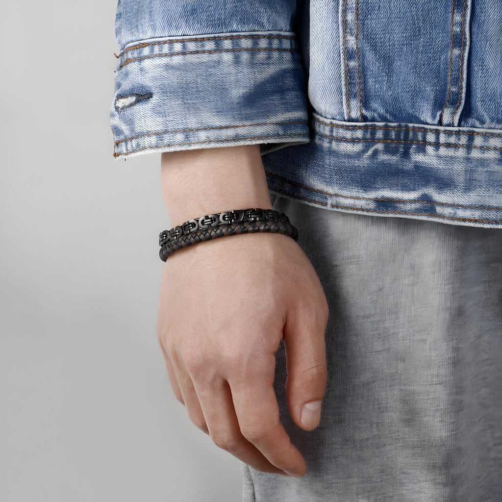 Bracelet en cuir noir effet chaîne ajusté au poignet d’un homme, style moderne et masculin.