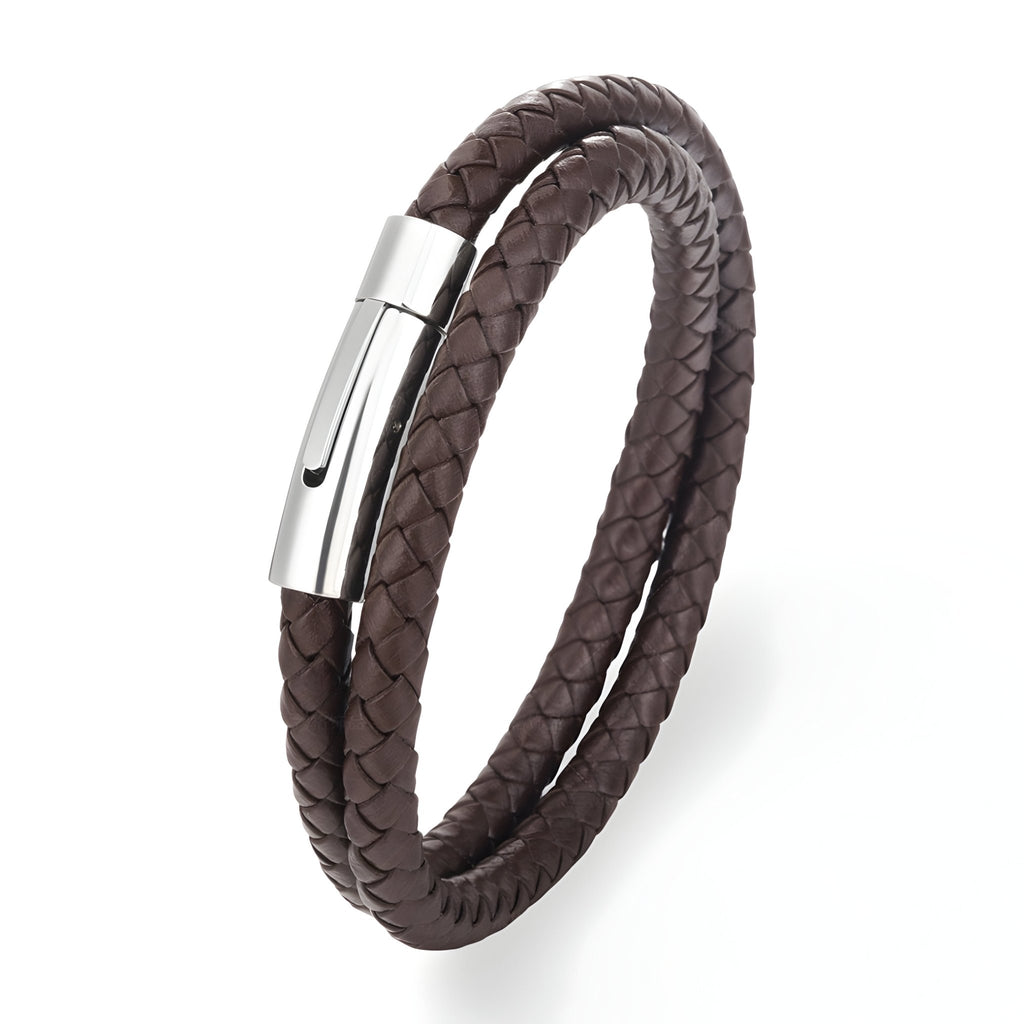 Bracelet double tour en cuir marron tressé avec fermoir métallique argenté élégant.