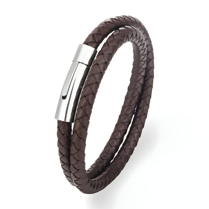 Bracelet double tour en cuir marron tressé avec fermoir métallique argenté élégant.