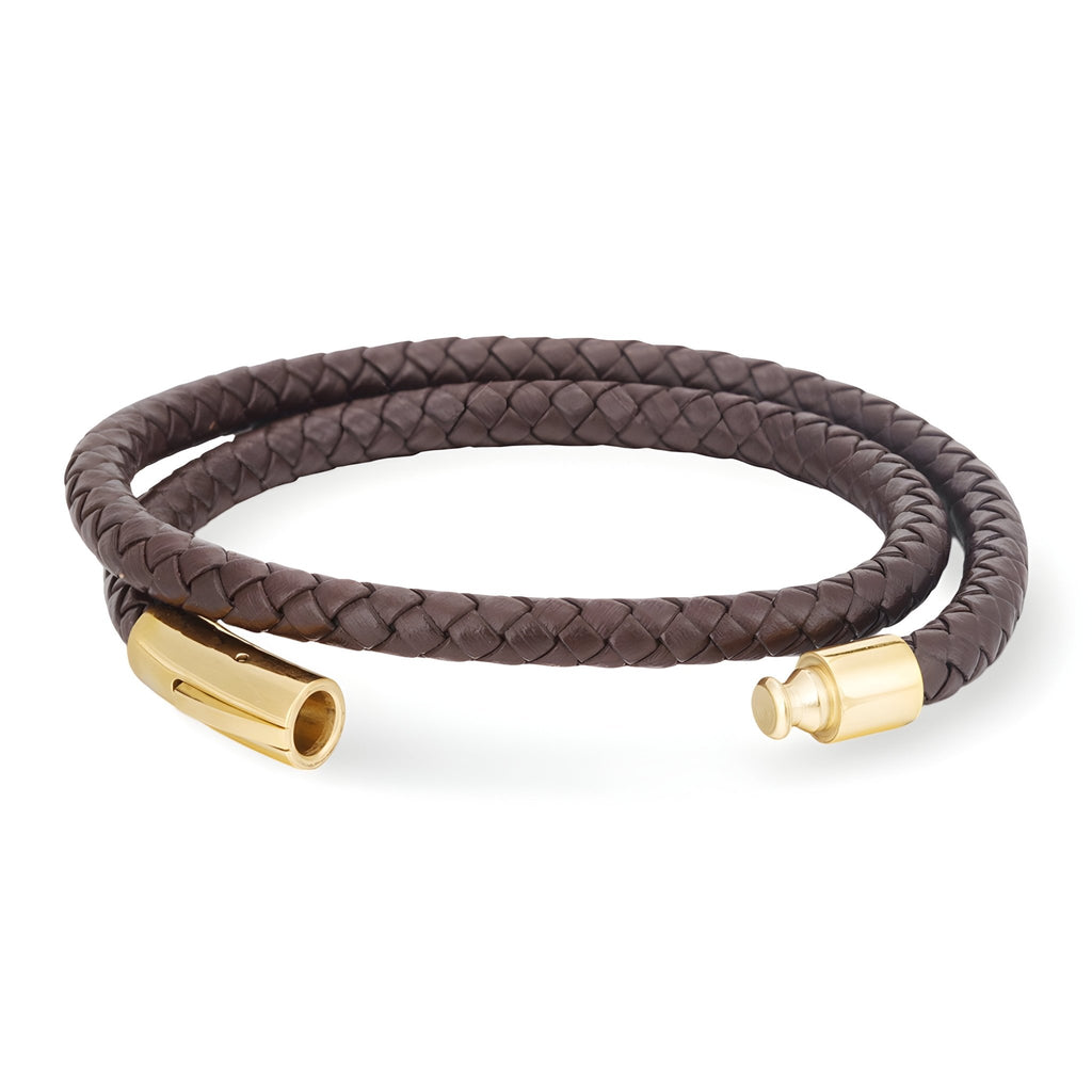 Bracelet double tour en cuir marron tressé avec fermoir doré lisse et épuré.