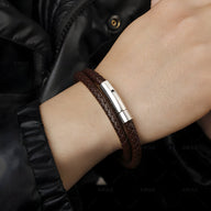Bracelet double tour en cuir marron tressé avec fermoir métallique argenté élégant.
