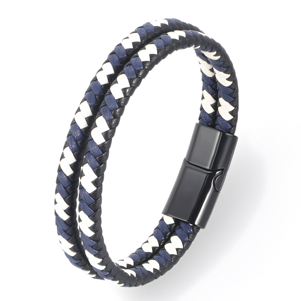 Bracelet en cuir tressé bleu et blanc à double tour avec fermoir noir mat aimanté.