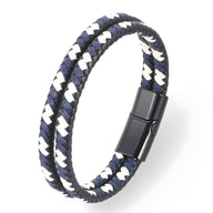 Bracelet en cuir tressé bleu et blanc à double tour avec fermoir noir mat aimanté.