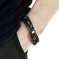 Bracelet en cuir noir tressé avec détails et fermoir en acier noir, style masculin élégant.