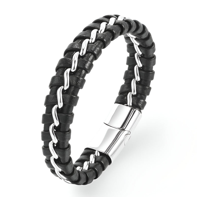 Bracelet homme en cuir noir tressé avec détails ondulés argentés et fermoir métallique brillant.