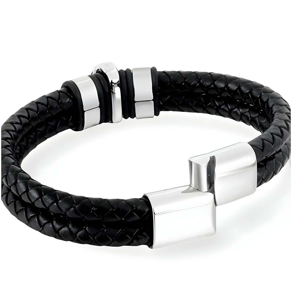 Bracelet double tour en cuir tressé noir avec fermoir argenté et tête de mort gravée en métal argenté.