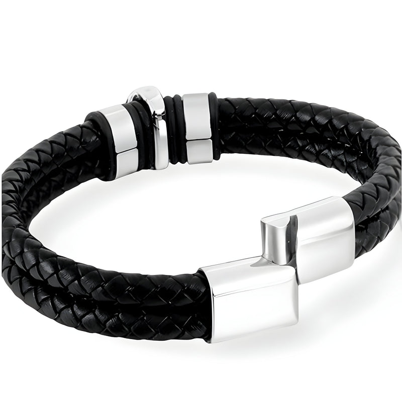 Bracelet double tour en cuir tressé noir avec fermoir argenté et tête de mort gravée en métal argenté.