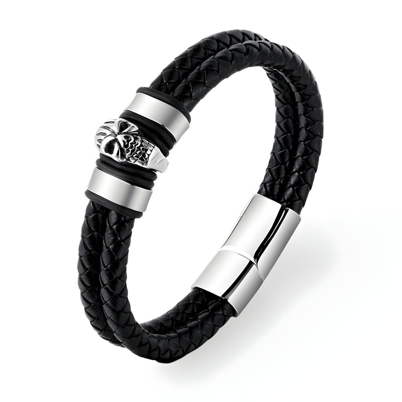Bracelet double en cuir noir tressé avec tête de mort en métal argenté et fermoir magnétique acier inoxydable.