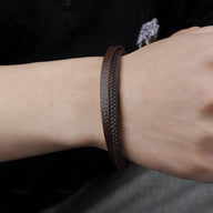 Bracelet double-rang en cuir marron tressé modèle Quentin porté au poignet homme.