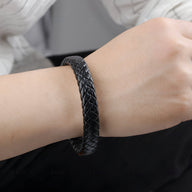 Bracelet homme en cuir noir tressé épais, style Jean, fermé par boucle discrète.