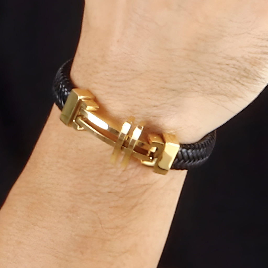 Bracelet homme en cuir noir tressé avec fermoir original en acier inoxydable doré.