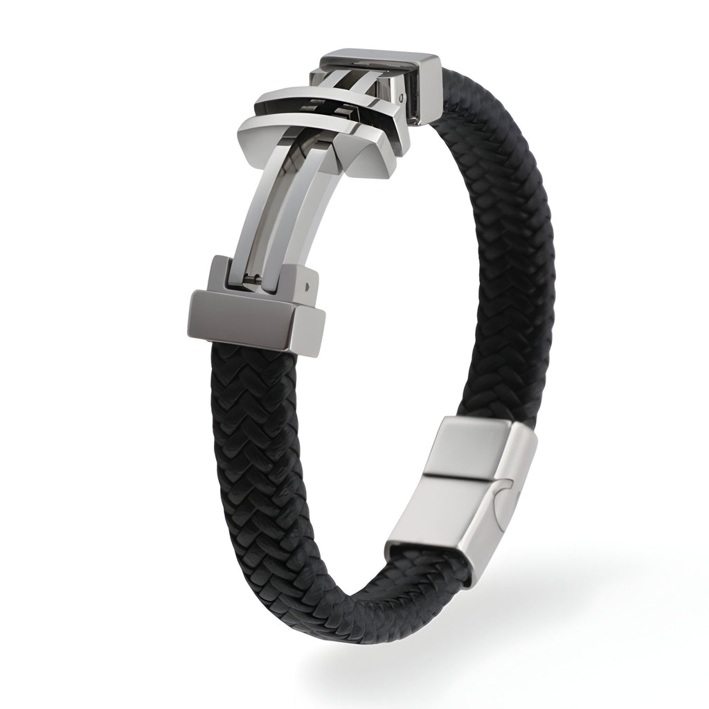 Bracelet homme en cuir noir tressé avec fermoir et décor en acier inoxydable argenté design moderne.