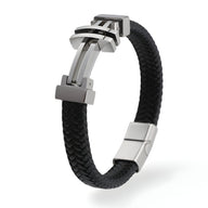 Bracelet homme en cuir noir tressé avec fermoir et décor en acier inoxydable argenté design moderne.