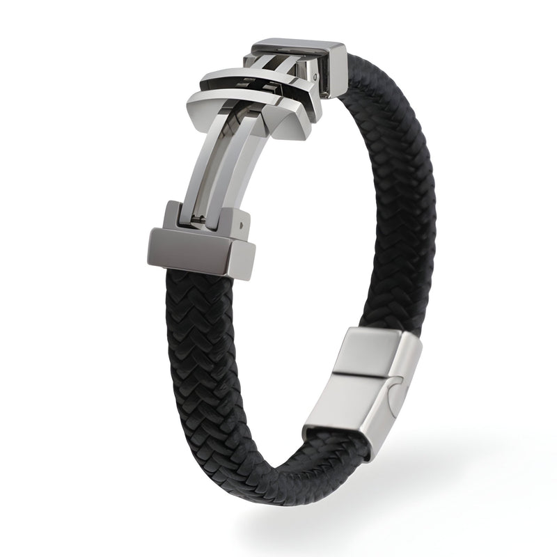 Bracelet homme en cuir noir tressé avec fermoir et décor en acier inoxydable argenté design moderne.