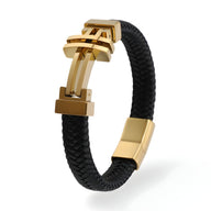 Bracelet pour homme en cuir noir tressé avec fermoir et décorations en acier inoxydable doré style moderne.