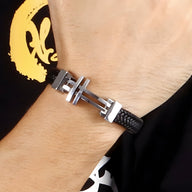 Bracelet homme cuir noir tressé avec fermoir en acier inoxydable argenté design moderne.
