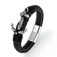 Bracelet noir en cuir tressé avec motif ancre argentée entrelacée et fermoir métallique brillant.