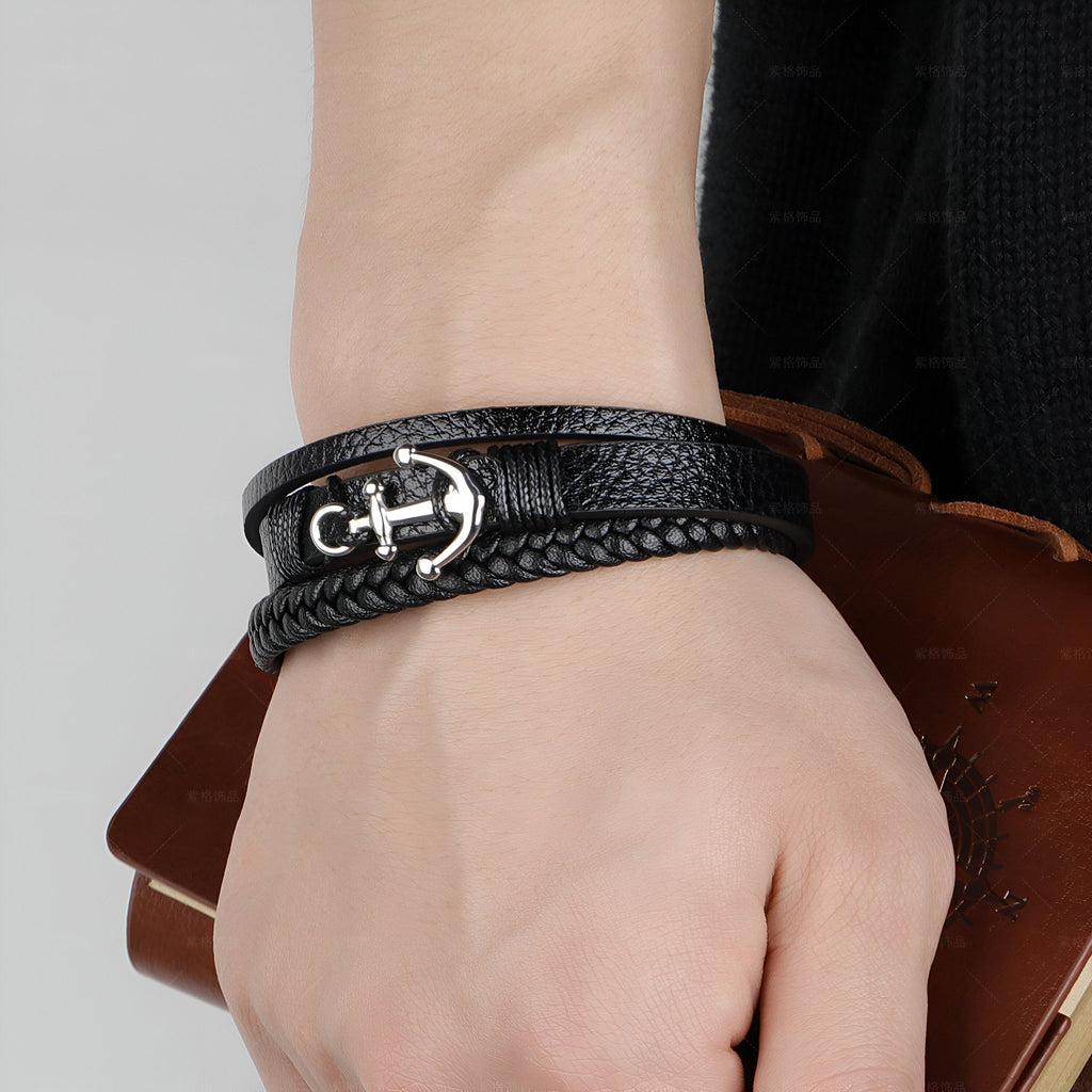 Bracelet en cuir noir tressé avec motif ancre marine en métal argenté, modèle Martin.