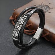 Bracelet en cuir noir à plusieurs lanières avec motif boussole argenté et fermoir magnétique acier inoxydable.
