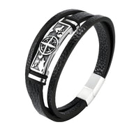 Bracelet en cuir noir double tour avec motif boussole en métal argenté et fermoir aimanté.
