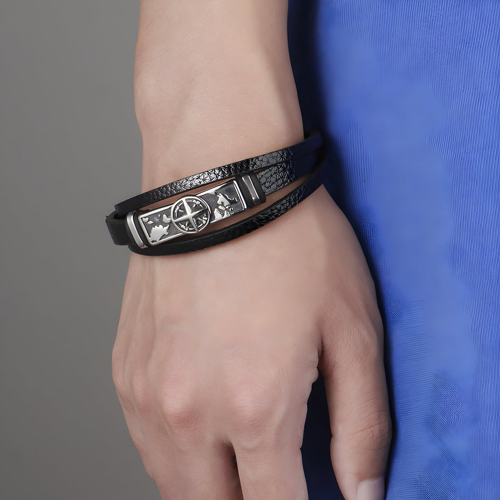 Bracelet en cuir noir avec motif boussole argenté au centre, style double tour.