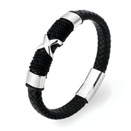 Bracelet en cuir noir tressé avec motif petite croix en métal argenté et fermoir magnétique.