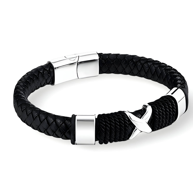 Bracelet en cuir noir tressé avec croix métallique argentée et fermoir magnétique argenté.