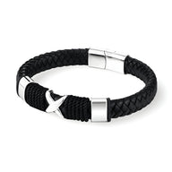 Bracelet en cuir noir tressé avec motif petite croix argentée et fermoir magnétique acier.