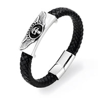 Bracelet homme en cuir tressé noir avec plaque argentée ornée d'une tête de mort ailée.